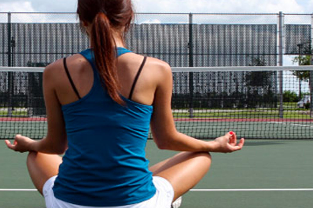 テニスコートに座る女性