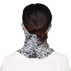 KPI×ヤケーヌ 日焼け防止専用UVカットマスク ヤケーヌフィットプリズム耳カバー付き（ブラック）を着用した女性の後姿